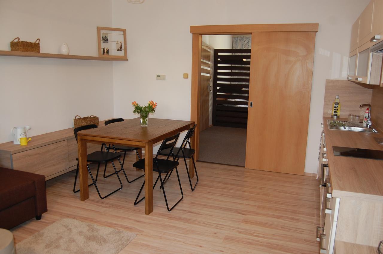 Apartment In A Red House With Garden Budweis Exterior foto